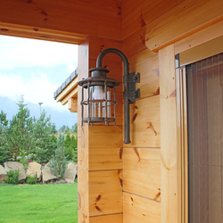 Luxusn� exteri�rov� lampa na terase horskej chalupy - ru�ne kovan� n�stenn� svietidlo