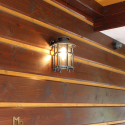 N�stenn� lampa vyhotoven� pre osvetlenie exteri�rov�ch priestorov - kovan� bo�n� svietidlo