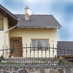 Kovan� plotov� dielec s hrotmi - jednoduch� kvalitn� oplotenie rodinn�ho domu