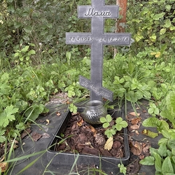 Kovan� pomn�k na urnu s kr�om a popisom na z�hrade