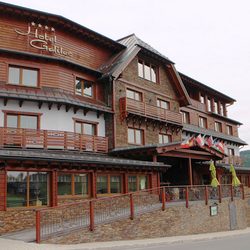 Exteri�rov� z�bradlie pri luxusnom hoteli Galileo