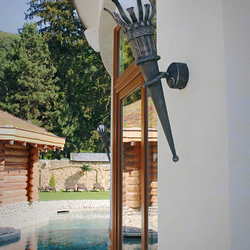 Kované osvetlenie wellness v Spa Aphrodite - exteriérová lampa FAKĽA - luxusné svietidlo s historickým motívom Kované osvetlenie wellness v Spa Aphrodite - exteriérová lampa FAKĽA - luxusné svietidlo s historickým motívom
