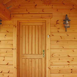 Luxusn� osvetlenie vstupu horskej chalupy bo�n�mi ru�ne kovan�mi lampami - exteri�rov� lampy