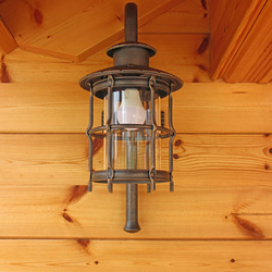 Exkluz�vna kovan� lampa na bo�n� osvetlenie chalupy - exteri�rov� svietidlo - dizajnov� lampa