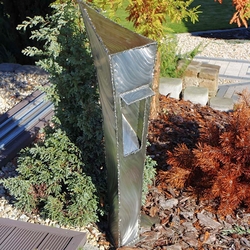 Nerezová lampa do záhrady - futurizmus - exteriérové svietidlo ručne vykované z ušľachtilého materiálu nerezu Nerezová lampa do záhrady - futurizmus - exteriérové svietidlo ručne vykované z ušľachtilého materiálu nerezu