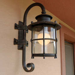 Kovaná lampa so sklom - exteriérová nástenná lampa - výnimočná ručne kovaná lampa na osvetlenie budov a domov Kovaná lampa so sklom - exteriérová nástenná lampa - výnimočná ručne kovaná lampa na osvetlenie budov a domov