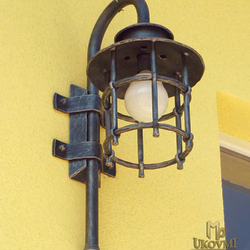 Bočné kované svietidlo KLASIK - luxusné exteriérové svietidlo - záhradná nástenná lampa s logom UKOVMI Bočné kované svietidlo KLASIK - luxusné exteriérové svietidlo - záhradná nástenná lampa s logom UKOVMI