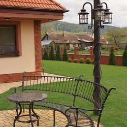 Kované svietidlá na stĺpe v záhrade - exteriérová lampa - výnimočné stojanové svietidlo s lampášmi Kované svietidlá na stĺpe v záhrade - exteriérová lampa - výnimočné stojanové svietidlo s lampášmi