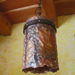 Kované svietidlo - stropné svietidlo - rustikálne závesné svetlo do priestorov v historickom alebo vidieckom štýle Kované svietidlo - stropné svietidlo - rustikálne závesné svetlo do priestorov v historickom alebo vidieckom štýle