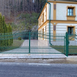 Kovan� br�na s br�nkou v zelenej farbe so zlatou patinou na Spi�i