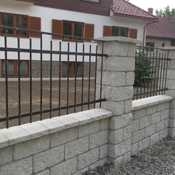 Kovan� oplotenie rodinn�ho domu v jednoduchom modernom �t�le