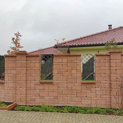 Kovan� plot vyroben� pre rodinn� dom na z�padnom Slovensku