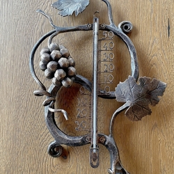 Teplomer do z�hrady v tvare vini�a - ru�ner kovan� z�hradn� doplnok