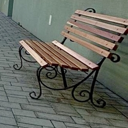 Z�hradn� kovan� lavi�ka s drevom - kovan� vonkaj�� n�bytok