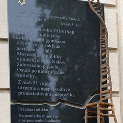 Pamätná tabuža vyhotovená k projektu Prázdna stolička v Evanjelickej spojenej kole v Preove Pamätná tabuža vyhotovená k projektu Prázdna stolička v Evanjelickej spojenej kole v Preove