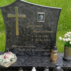 Kovan� pomn�k v �iernej farbe a striebornej patine s nerezov�mi doplnkami - kr�, v�za, n�pisy