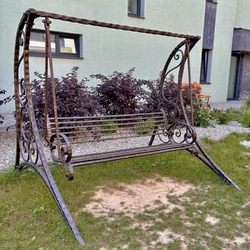Kovan� hojda�ka vyroben� do exteri�ru re�taur�cie - z�hradn� ru�ne kovan� hojdacia lavi�ka