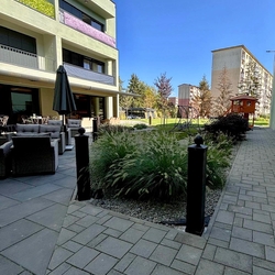 Vonkaj�ie osvetlenie re�taur�cie kovan�mi stojanov�mi lampami - z�hradn� svietidl�