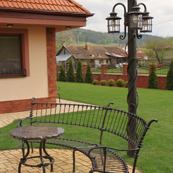 Z�hradn� kovan� svietidl�: Elegancia, ktor� svieti aj po zotmen�
